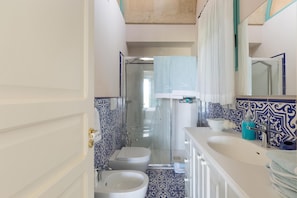 Comfort-Haus, 3 Schlafzimmer | Badezimmer | Dusche, Haartrockner, Bidet, Handtücher