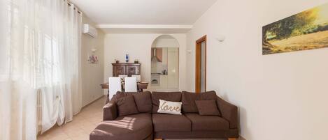 Comfort House, 2 Bedrooms (8 Bedrooms) | Living area