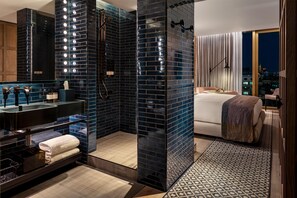 Biancheria da letto di alta qualità, minibar, cassaforte in camera