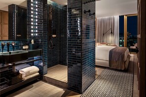 Deluxe King City View Room | Premium bedding, minibar, in-room safe, desk - The Londoner (London)