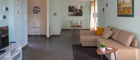 Maison Confort, 4 chambres (7 Bedrooms) | Salle de séjour | Téléviseur