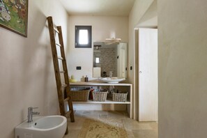 Comfort House, 4 Bedrooms (8 Bedrooms) | Bathroom | Combined shower/tub, hair dryer, bidet, towels - Villa Joy (Ostuni)