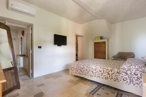 Comfort House, 4 Bedrooms (8 Bedrooms) | Iron/ironing board, free WiFi - Villa Joy (Ostuni)