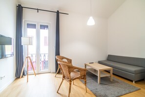 Comfort Studio Suite, 4 Bedrooms | Living area