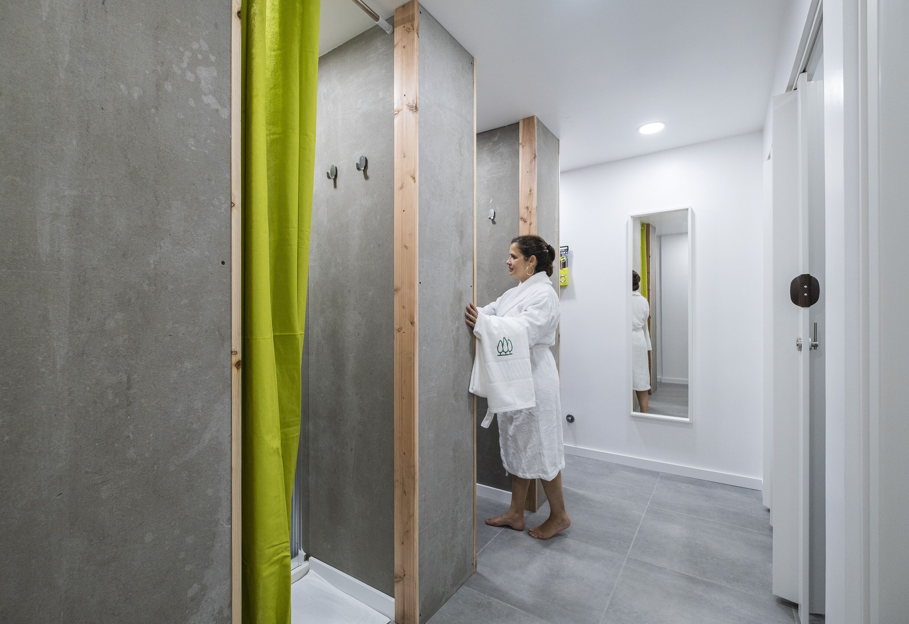 Secadora de cabello, jabón, shampoo, papel de baño 