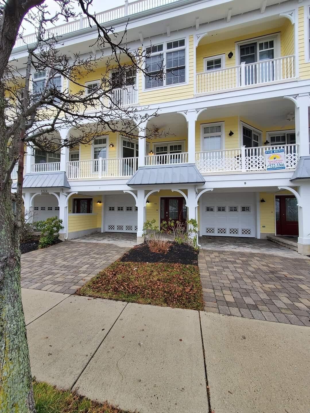 CONDO, APPROX 1 BLOCK TO BEACH, INTERNET, A/C AND MORE!