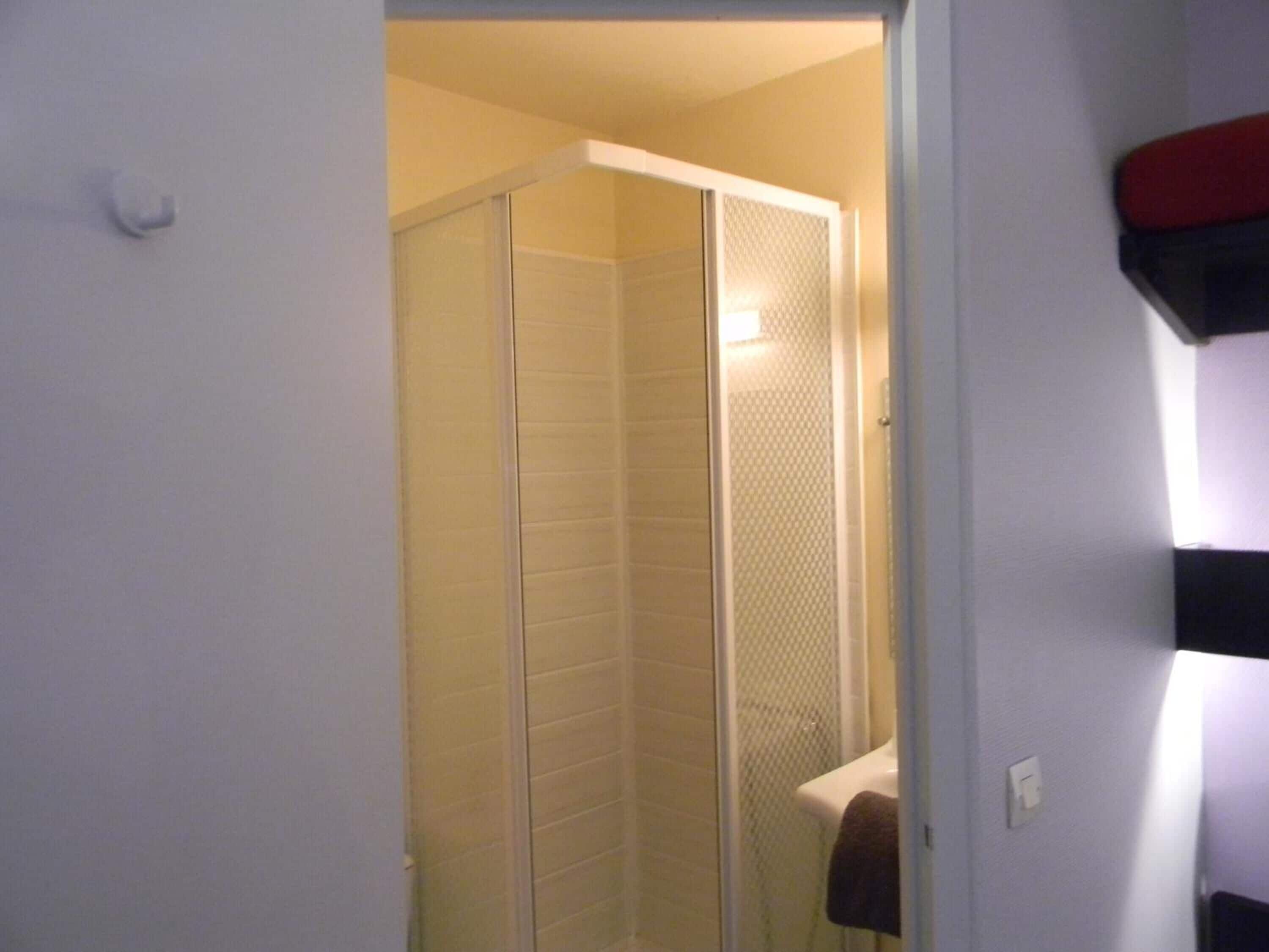 Douche, articles de toilette gratuits, serviettes fournies, savon