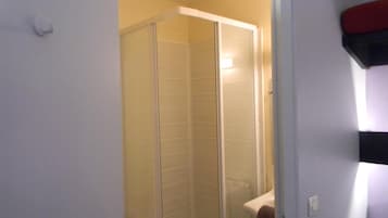 Douche, articles de toilette gratuits, serviettes fournies, savon