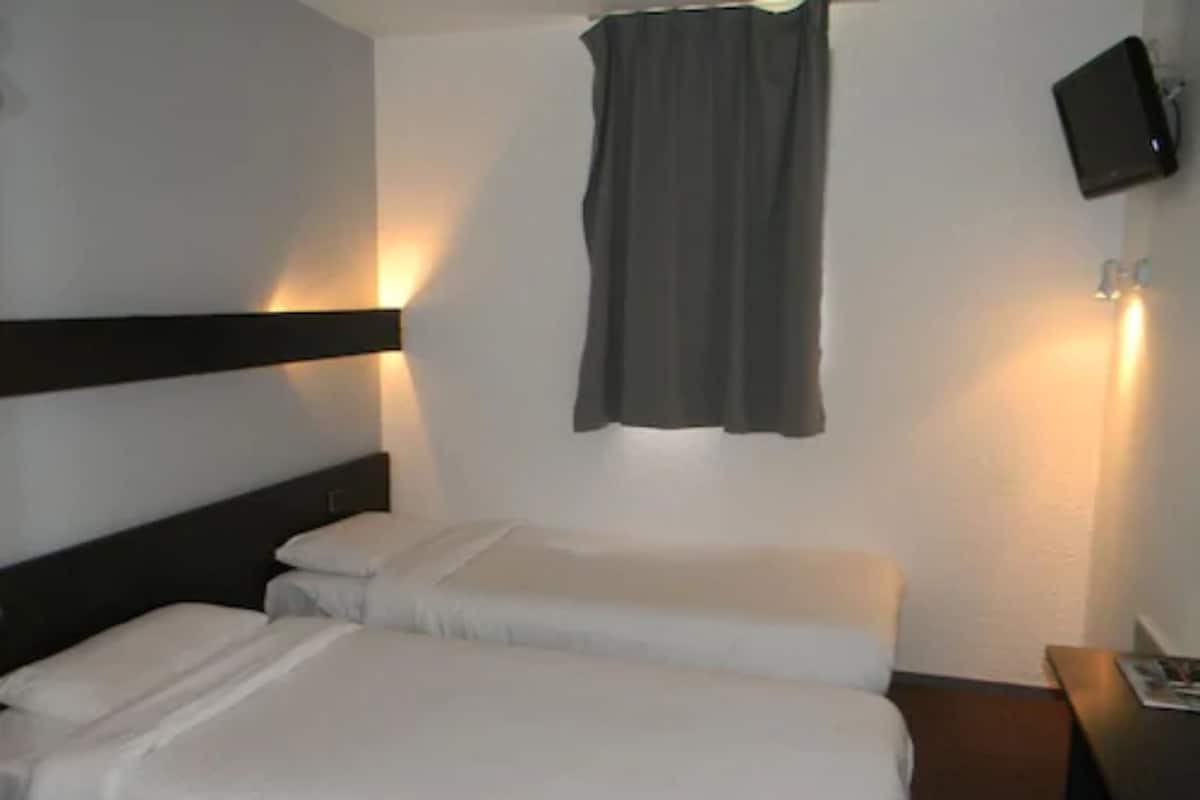 Classic Twin Room | Blackout drapes, soundproofing, free WiFi, bed sheets