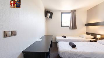 Habitación clásica con 2 camas individuales | Cortinas opacas, sistema de insonorización, wifi gratis y ropa de cama