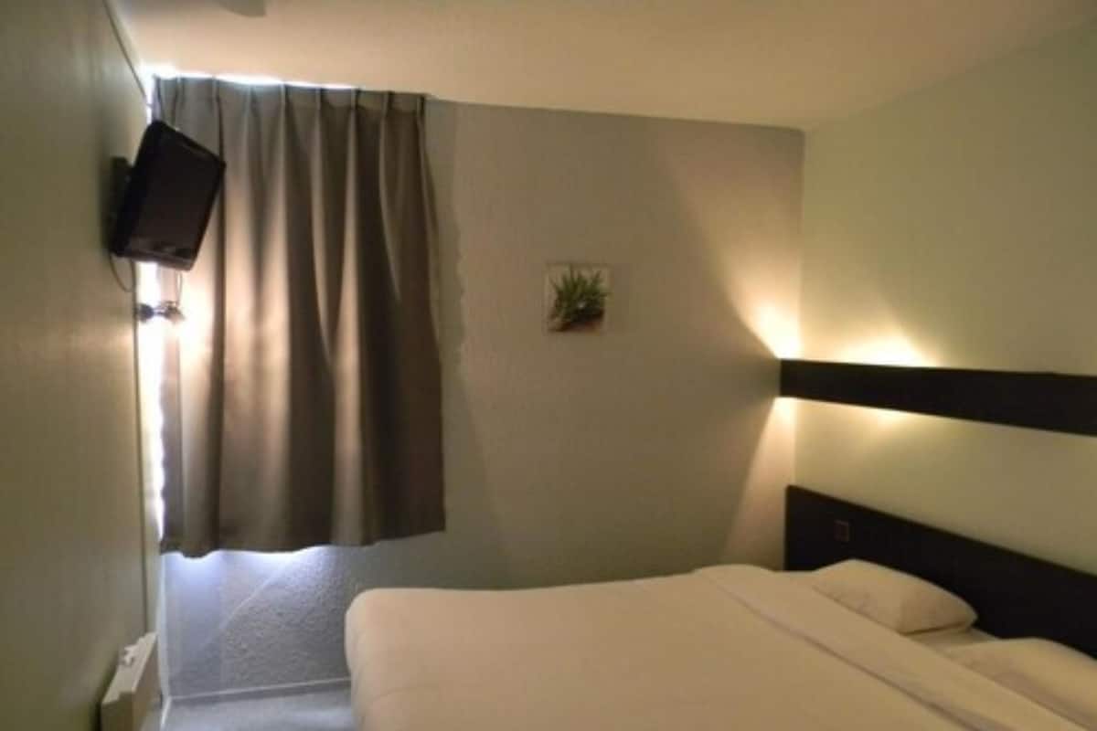 Double Room | Blackout drapes, soundproofing, free WiFi, bed sheets