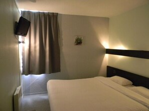 Double Room | Blackout drapes, soundproofing, free WiFi, bed sheets - Class Hôtel Poitiers (Poitiers)