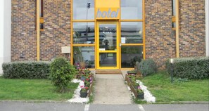 BBQ/picnic area - Class Hôtel Poitiers (Poitiers)