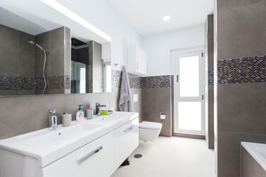 Hair dryer, towels, toilet paper - Independent villa with an immense heated pool! (Oroteanda Baja)