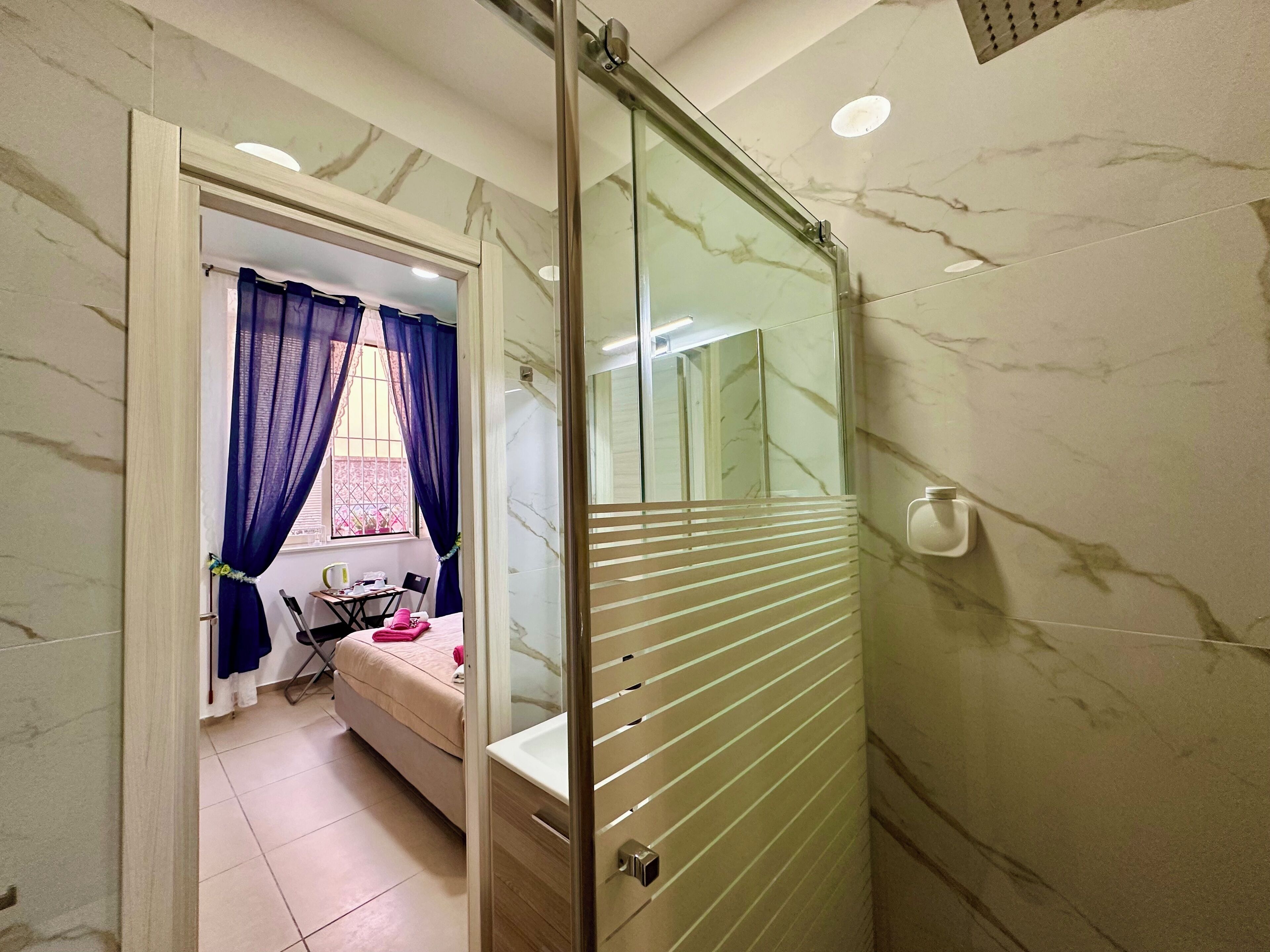 Habitación clásica doble | Baño | Ducha, artículos de higiene personal gratuitos, secador de pelo y bidé