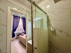 ห้องคลาสสิกดับเบิล | ห้องน้ำ | ฝักบัว, ของใช้ในห้องน้ำฟรี, ไดร์เป่าผม, โถสุขภัณฑ์แบบบิเดท์