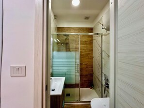 Classic Double Room | Bilik Mandi | Pancuran mandi, kelengkapan dandanan diri percuma, pengering rambut 