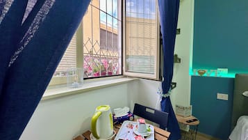 Quarto casal clássico | Roupas de cama antialérgicas, escrivaninha, Wi-Fi de cortesia