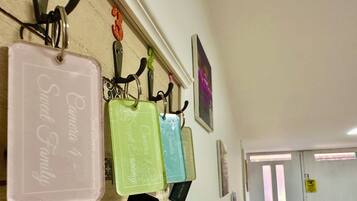 Portachiavi a parete con diverse chiavi e una tessera nera con la scritta “SMART KEY CARD” e “SMART YOUR LIFE”.