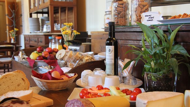 A buffet with various cheeses, fruits, and bread. - Agriturismo Fattoria Del Colle (Trequanda)