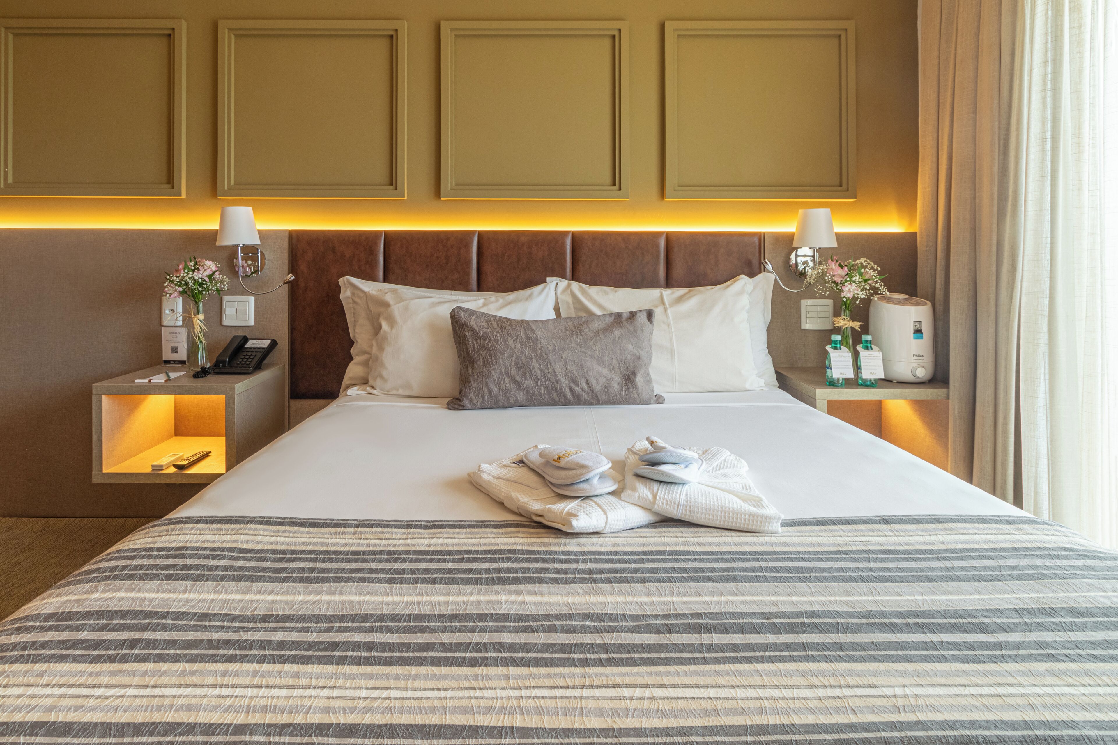 deluxe double room, 1 double bed | minibar, in-room safe, desk, iron/ironing board