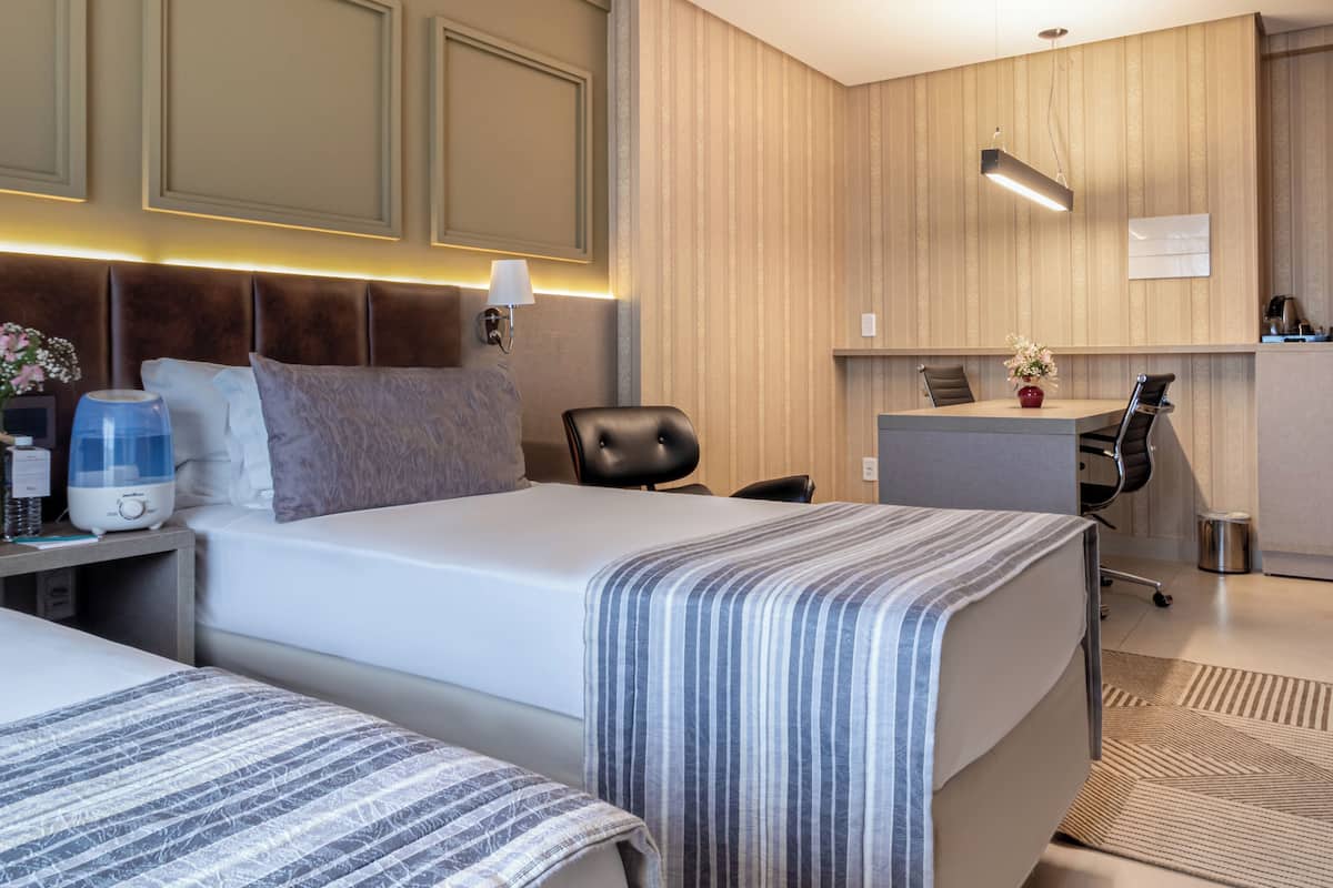 Minibar, Zimmersafe, Schreibtisch, Bügeleisen/Bügelbrett