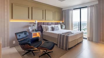 Quarto casal luxo, 1 cama de casal | Frigobar, cofres nos quartos, ferros/tábuas de passar roupa