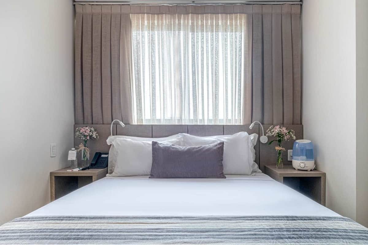 标准四人房 | 迷你吧、客房内保险箱、熨斗/熨板、免费 WiFi