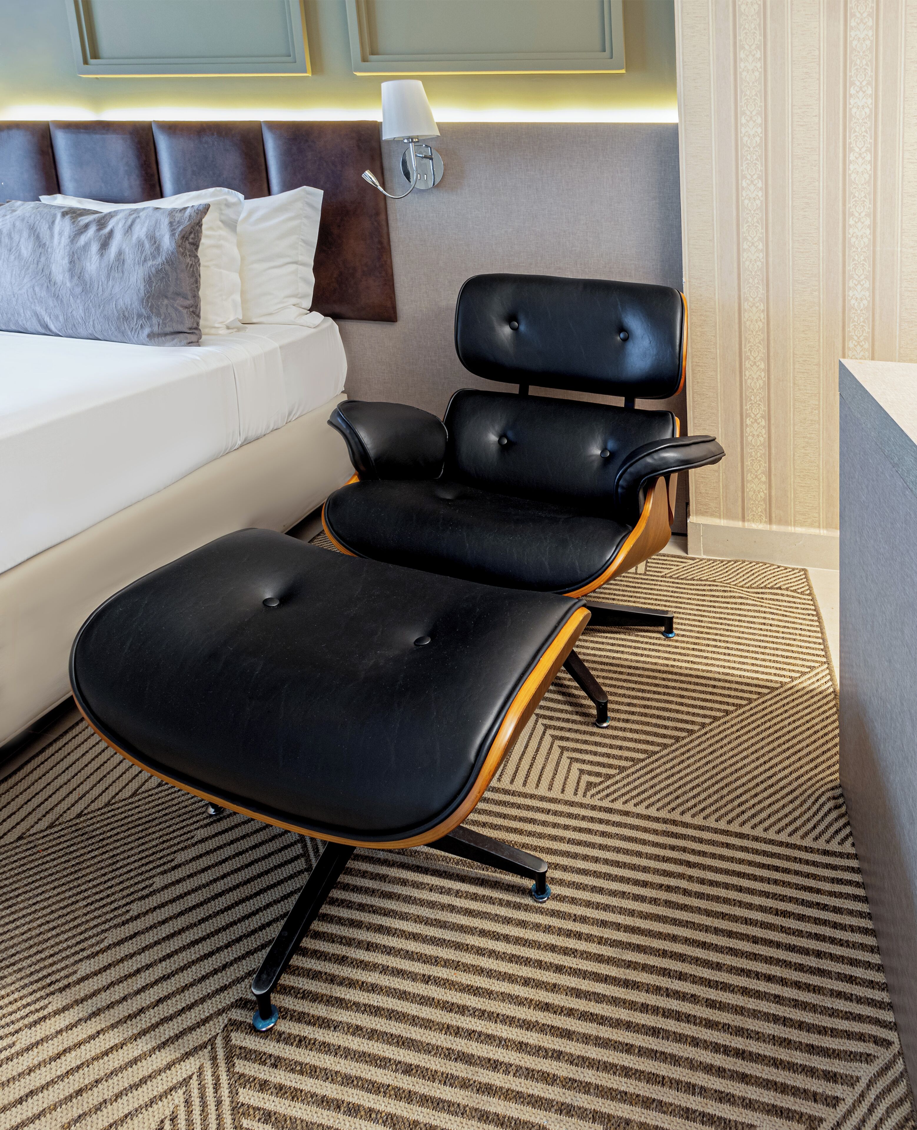 Deluxe kamer, 2 eenpersoonsbedden | Badkamer | Een douche, een haardroger, handdoeken, zeep