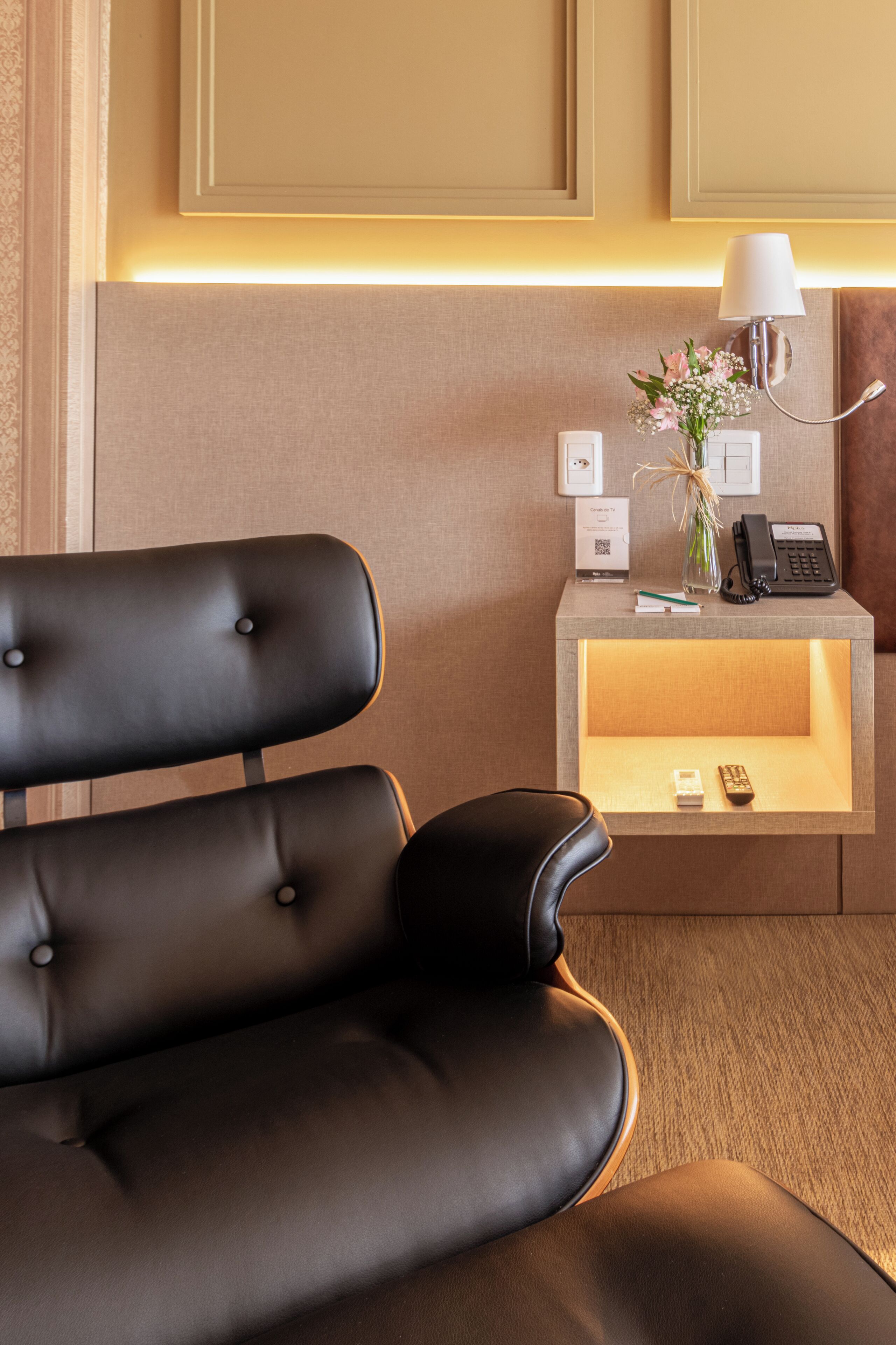 deluxe double room, 1 double bed | minibar, in-room safe, desk, iron/ironing board