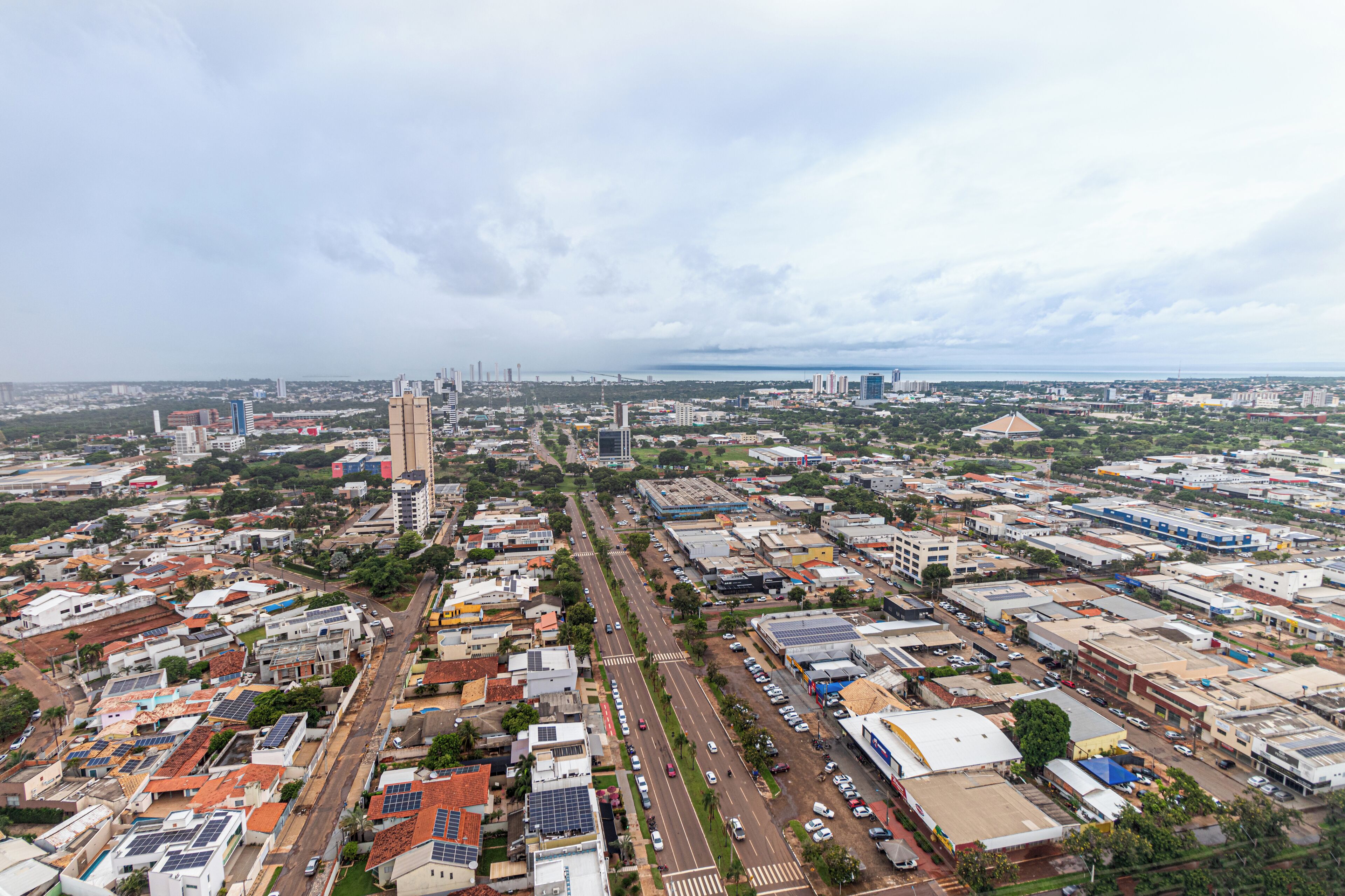 Vista aérea de un paisaje urbano con una torre destacada, calles anchas y diversos edificios.