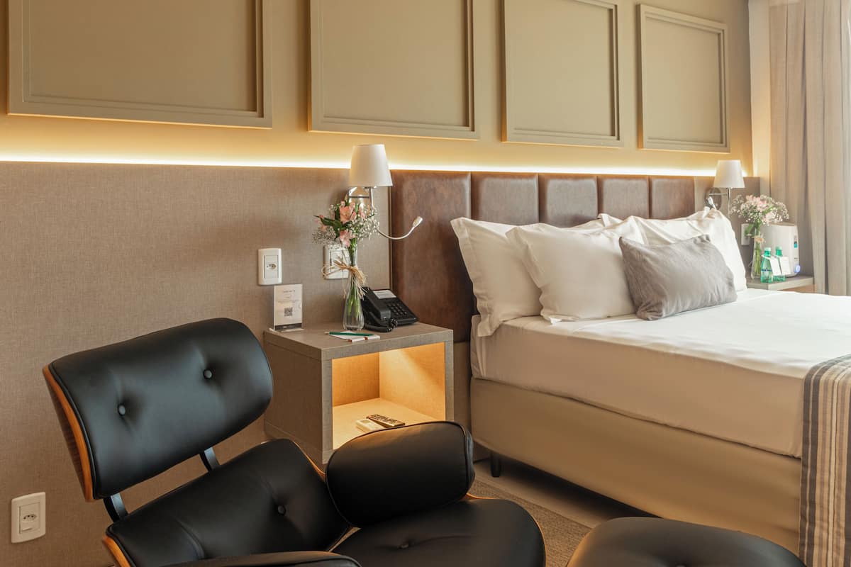 deluxe double room, 1 double bed | minibar, in-room safe, desk, iron/ironing board