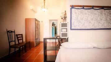 Chambre Double Galerie, 1 très grand lit, salle de bains attenante, vue ville | Literie hypoallergénique, couette en duvet d'oie, bureau