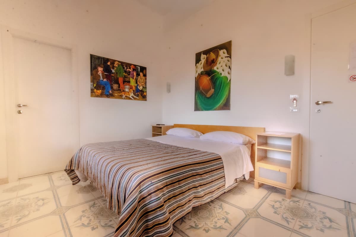 Standard Room, 1 King Bed, Ensuite, Mountain View