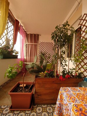 Habitación estándar, 1 cama de matrimonio grande, baño privado, vistas a la montaña | Terraza o patio