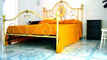 Habitación senior doble, 1 cama King size, baño en la habitación, vista al mar | Ropa de cama hipoalergénica, edredón y decoración personalizada