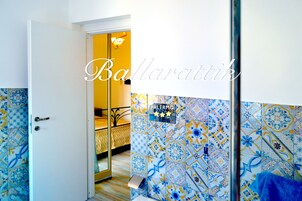 Camera Comfort, 1 letto king, bagno in camera, vista montagna | Bagno | Doccia, soffione a pioggia