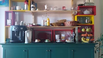 Desayuno continental diario (EUR 10 por persona)