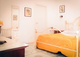 Habitación sénior doble, 1 cama de matrimonio grande, baño privado, vistas al mar | Ropa de cama hipoalergénica, edredones de plumas, decoración individual