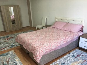 Bureau, fer et planche à repasser, draps fournis