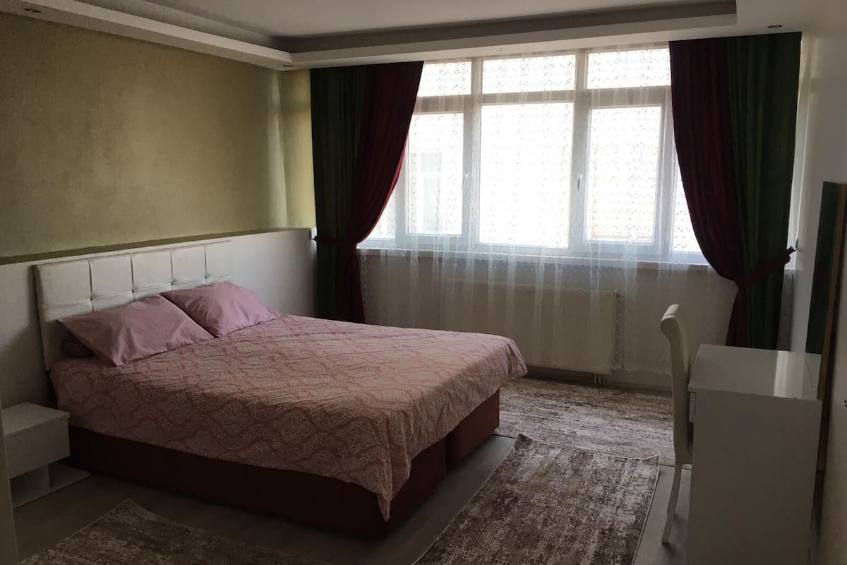 1 dormitorio, escritorio, tabla de planchar con plancha y ropa de cama