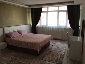 Bureau, fer et planche à repasser, draps fournis