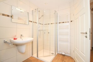 Dusche, Haartrockner, Toilettenpapier