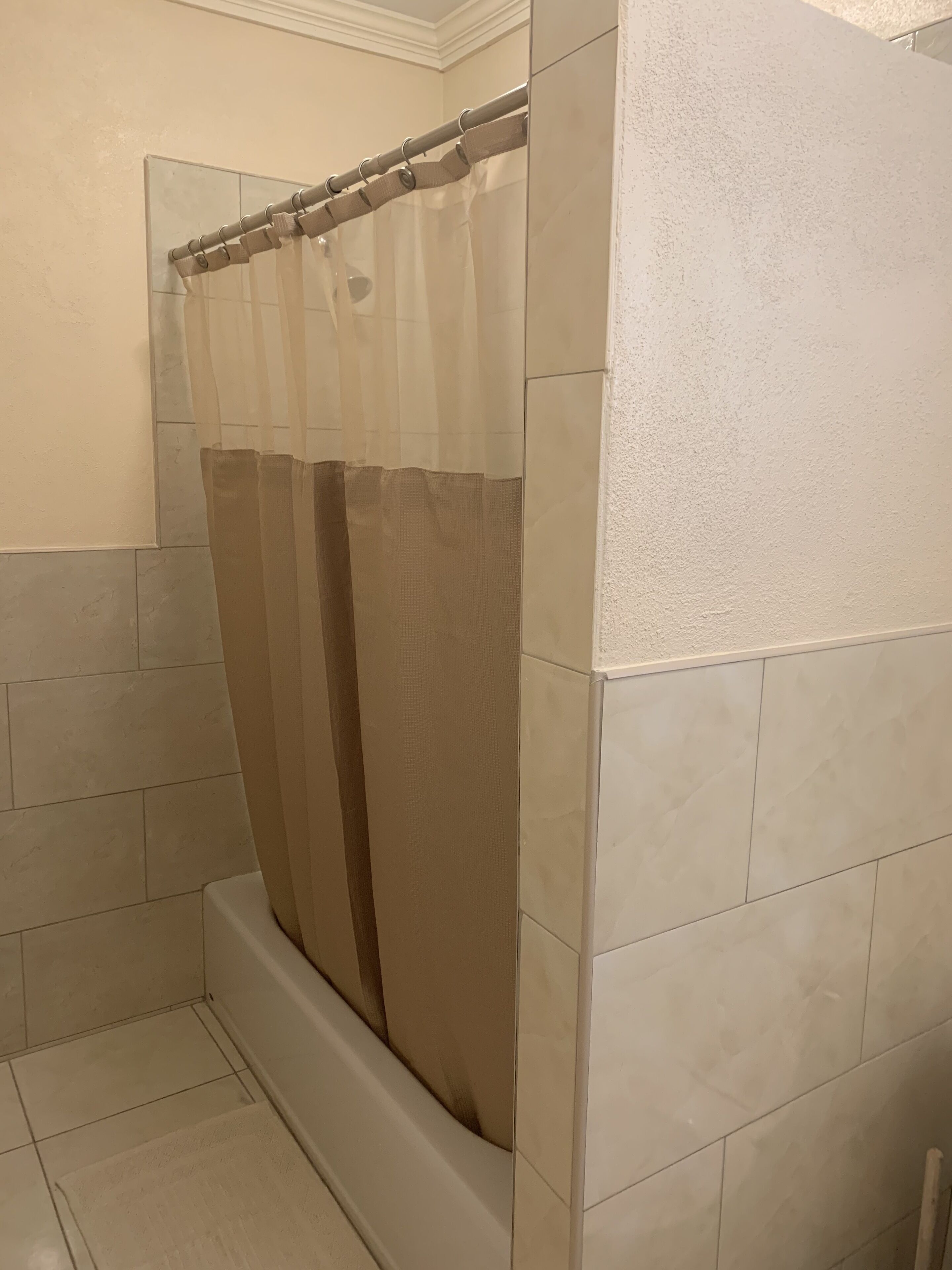 Basic Studio | Bathroom | Combined shower/tub, free toiletries, hair dryer, towels