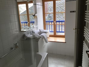 Sèche-cheveux, serviettes fournies, savon, shampoing