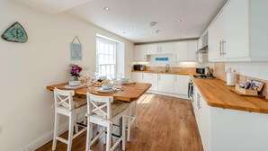 Unclassified image, 5 of 24, button - 2 Bed in Appledore (oc-loblof) (Appledore)