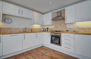 Microwave, oven, dishwasher, cookware/dishes/utensils - 2 Bed in Appledore (oc-loblof) (Appledore)