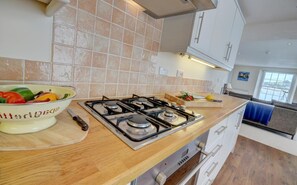 Microwave, oven, dishwasher, cookware/dishes/utensils - 2 Bed in Appledore (oc-loblof) (Appledore)