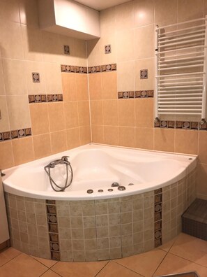 ヘアドライヤー、タオル、石鹸、シャンプー