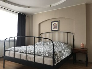 2 室のベッドルーム、アイロン / アイロン台、WiFi、ベッドシーツ